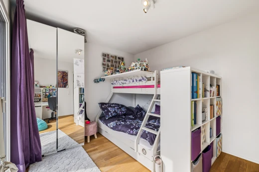 chambre avec drywall, cloison sèche, wood finish floor, sol en finition bois, et inside property