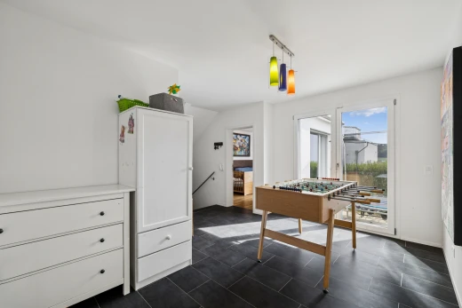 chambre avec accès à l'extérieur, dark floor, drywall, cloison sèche, et escaliers