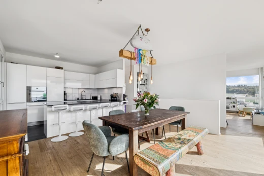 cuisine avec armoires blanches, white cabinets, bar de cuisine, kitchen bar, et sol en finition bois