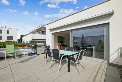 terrasse avec coin repas extérieur, gril, et day time