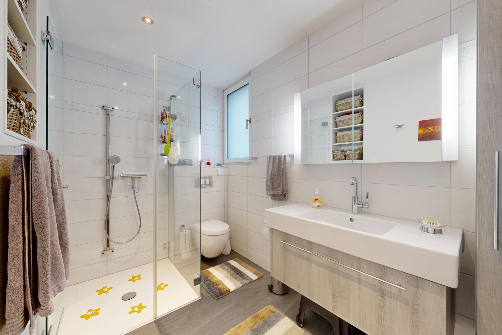 salle de bains avec salle de bain complète, mur en carrelage, tile wall, lavabo (ou coiffeuse selon le contexte), et douche