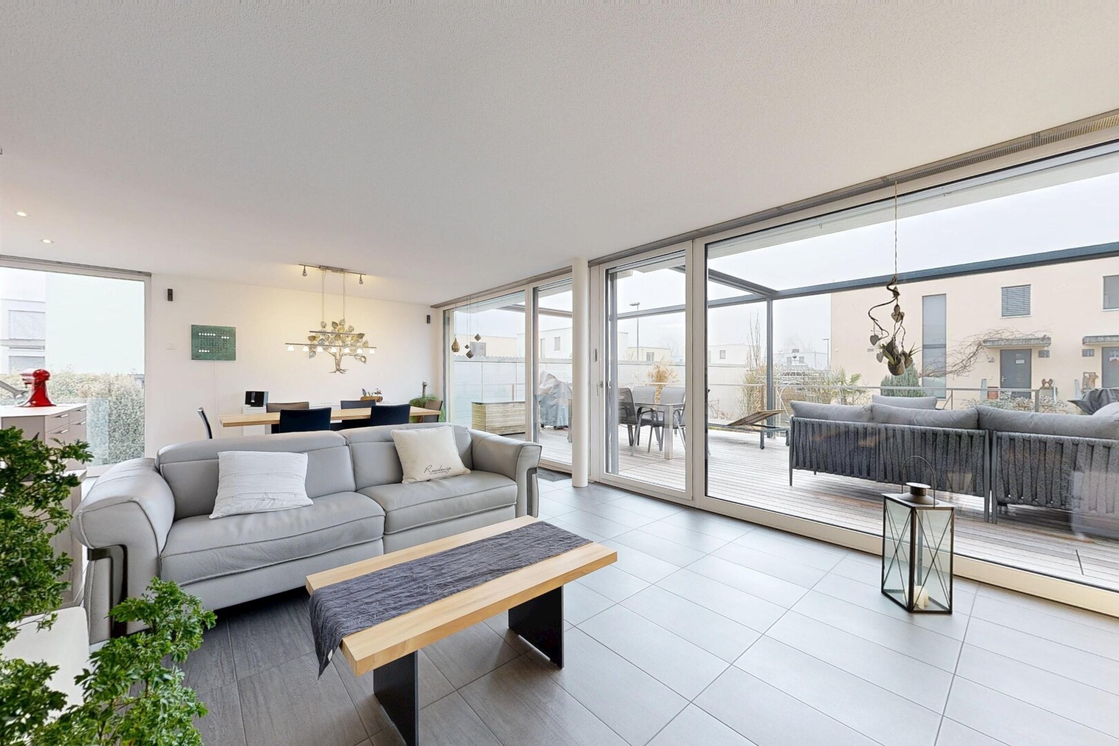salon avec inside property, fenêtres du sol au plafond, floor ceiling windows, lumière naturelle, et natural light