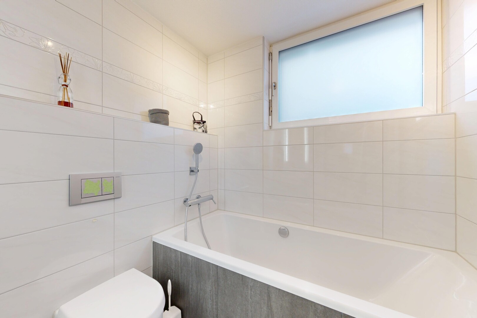 salle de bains avec lumière naturelle, natural light, salle de bain complète, mur en carrelage, et tile wall