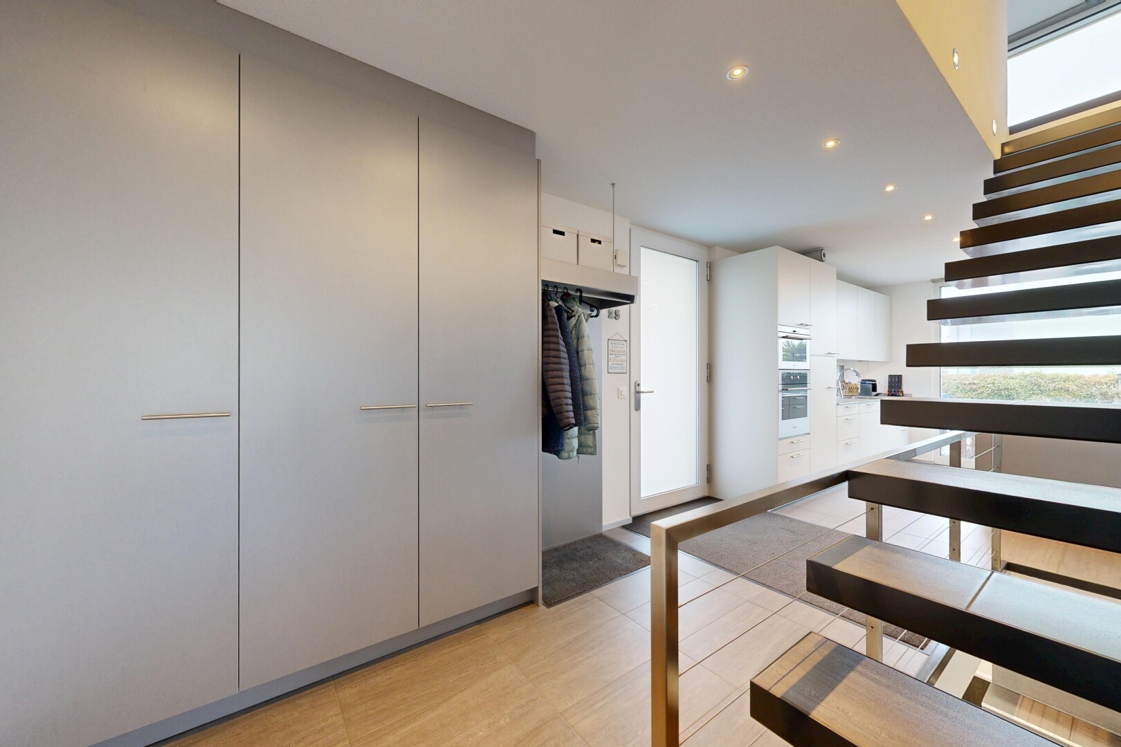 cuisine avec lumière naturelle, natural light, éclairage encastré, recessed lighting, et light floor