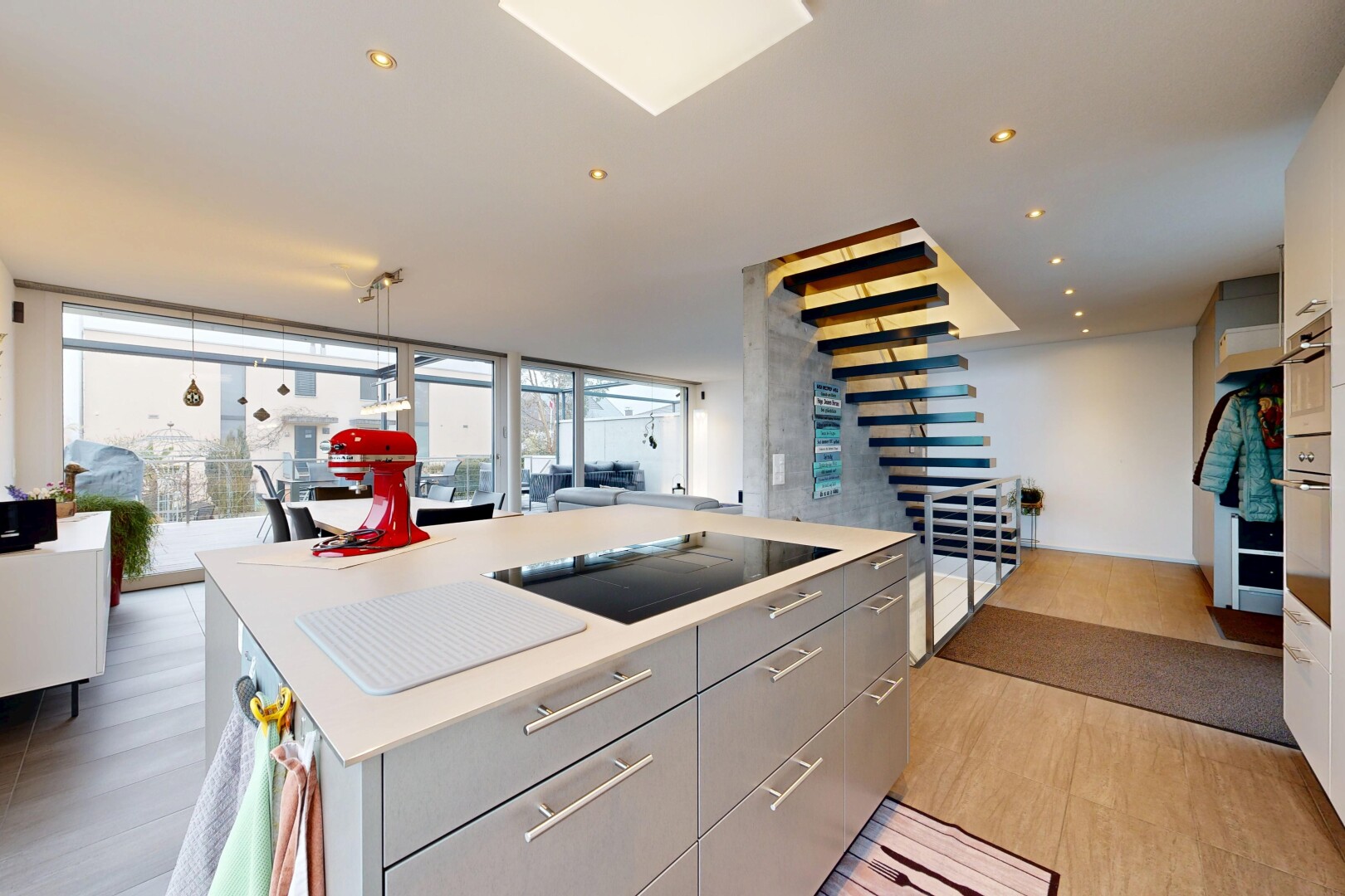 cuisine avec plans de travail, light countertops, inside property, lumière naturelle, et natural light