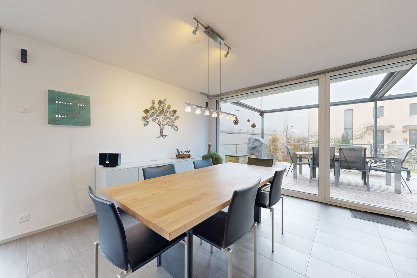 salle à manger avec fenêtres du sol au plafond, floor ceiling windows, éclairage sur rail, track lighting, et cloison sèche