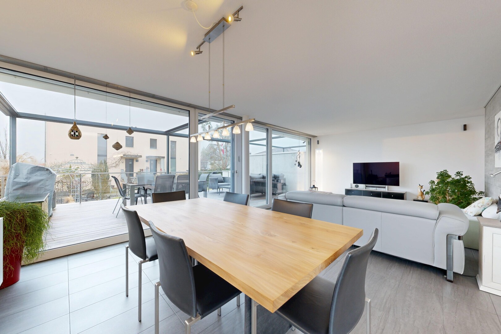 salon / salle à manger avec fenêtres du sol au plafond, floor ceiling windows, inside property, télévision, et lumière naturelle