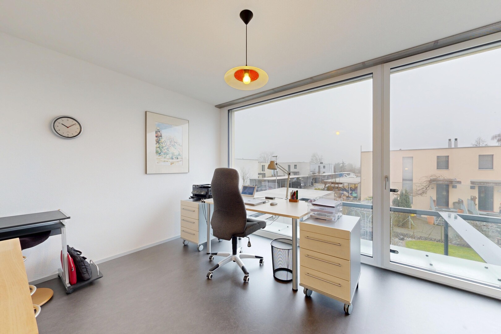 bureau avec fenêtres du sol au plafond, floor ceiling windows, espace bureau, lumière naturelle, et natural light
