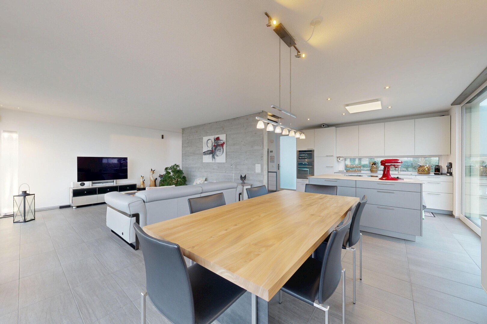 salon / salle à manger avec inside property, télévision, light floor, cloison sèche, et drywall