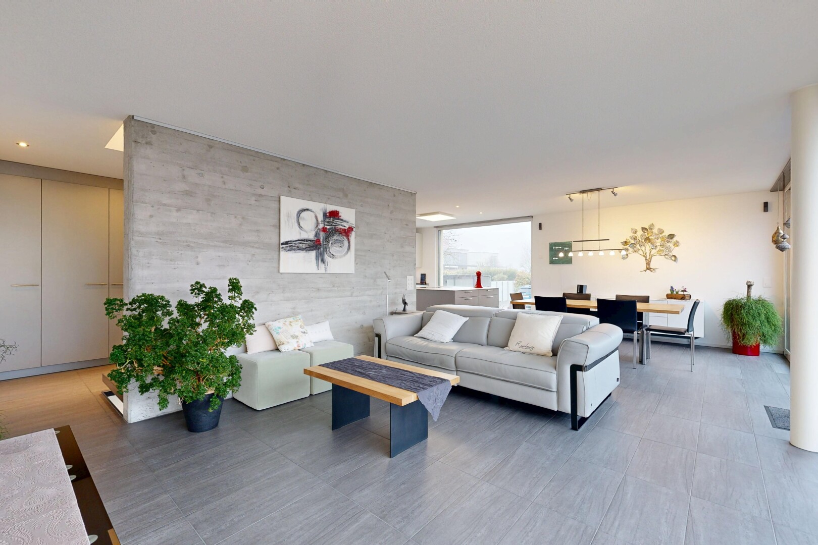 salon / salle à manger avec inside community, lumière naturelle, natural light, mur en béton, et concrete wall