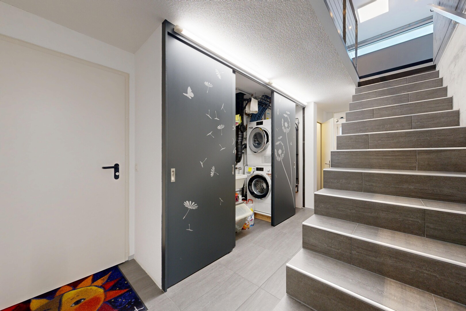 escaliers avec escaliers, inside property, cloison sèche, drywall, et lave-linge et sèche-linge superposés