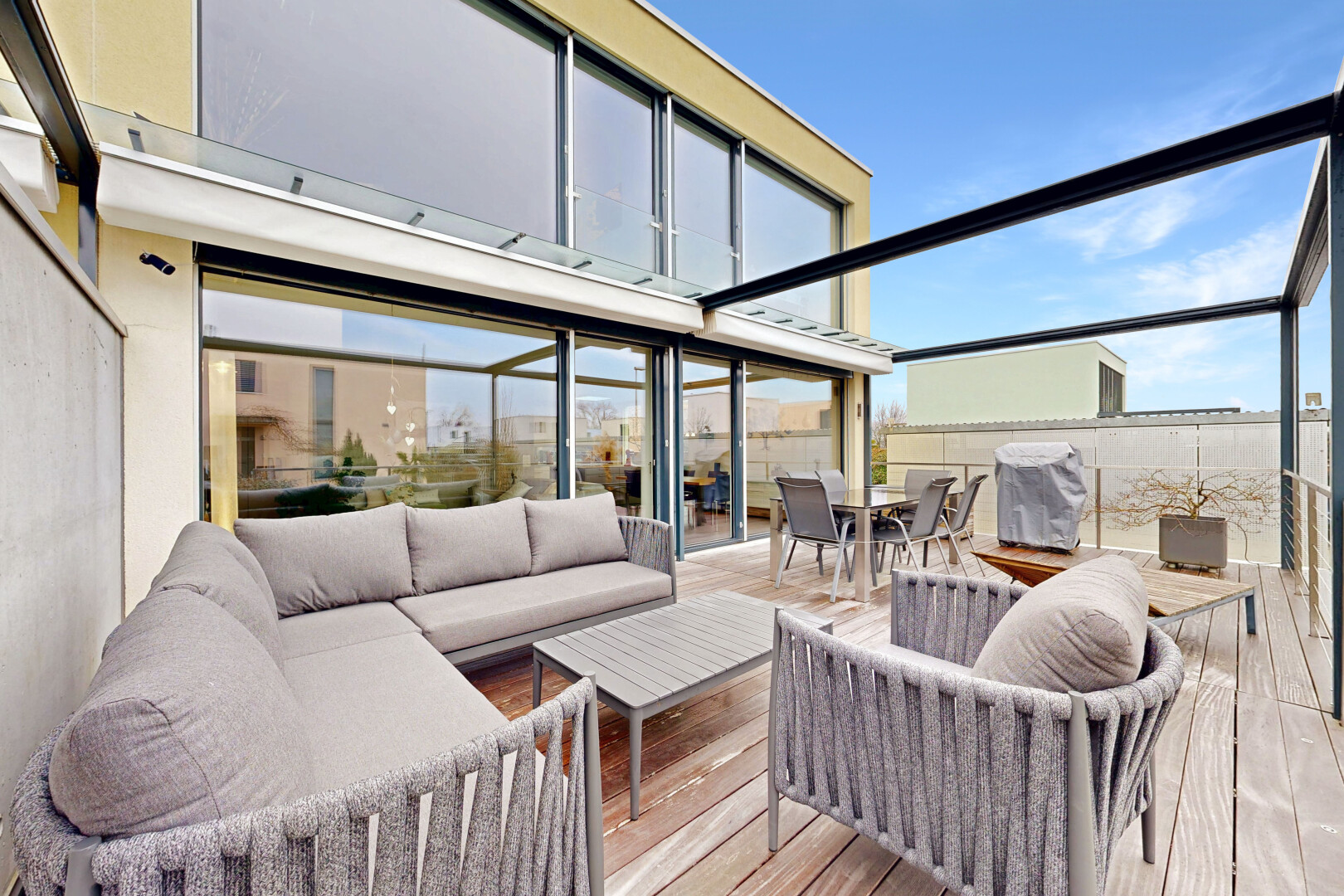 terrasse avec coin repas extérieur, véranda, espace de vie extérieur, terrasse, et day time