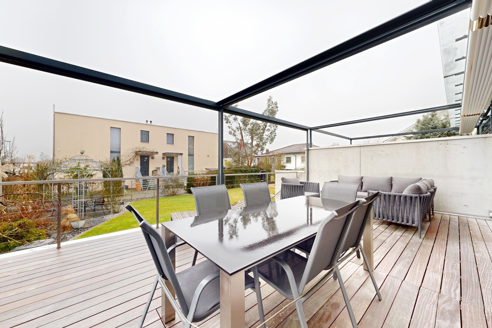 terrasse avec terrasse, coin repas extérieur, espace de vie extérieur, overcast, et from property