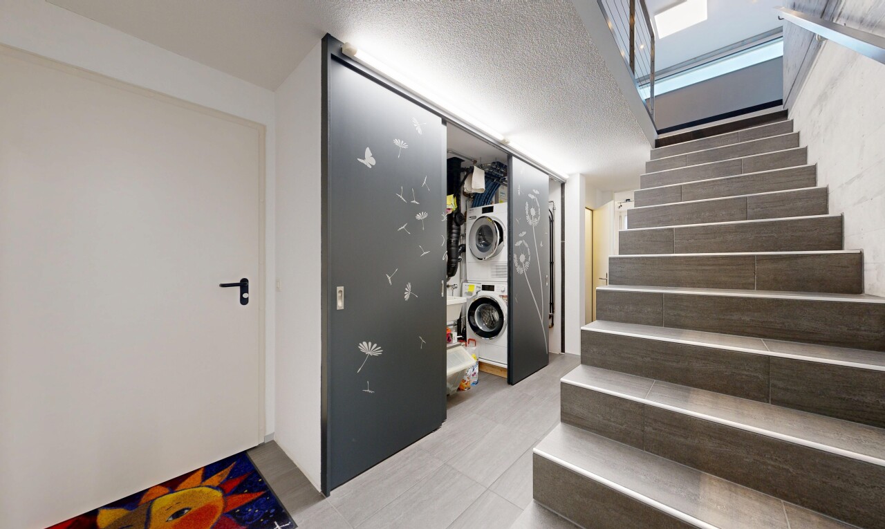 escaliers avec escaliers, inside property, cloison sèche, drywall, et lave-linge et sèche-linge superposés