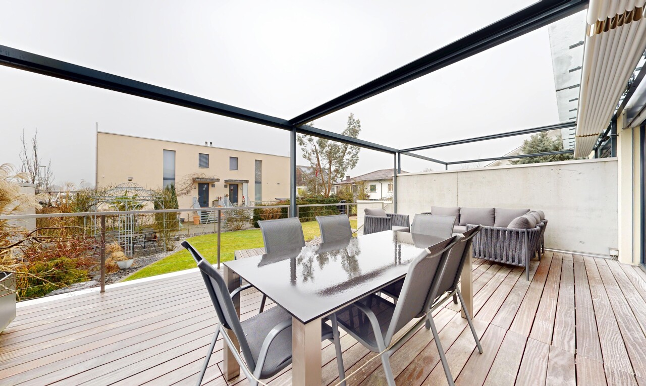 terrasse avec terrasse, coin repas extérieur, espace de vie extérieur, overcast, et from property