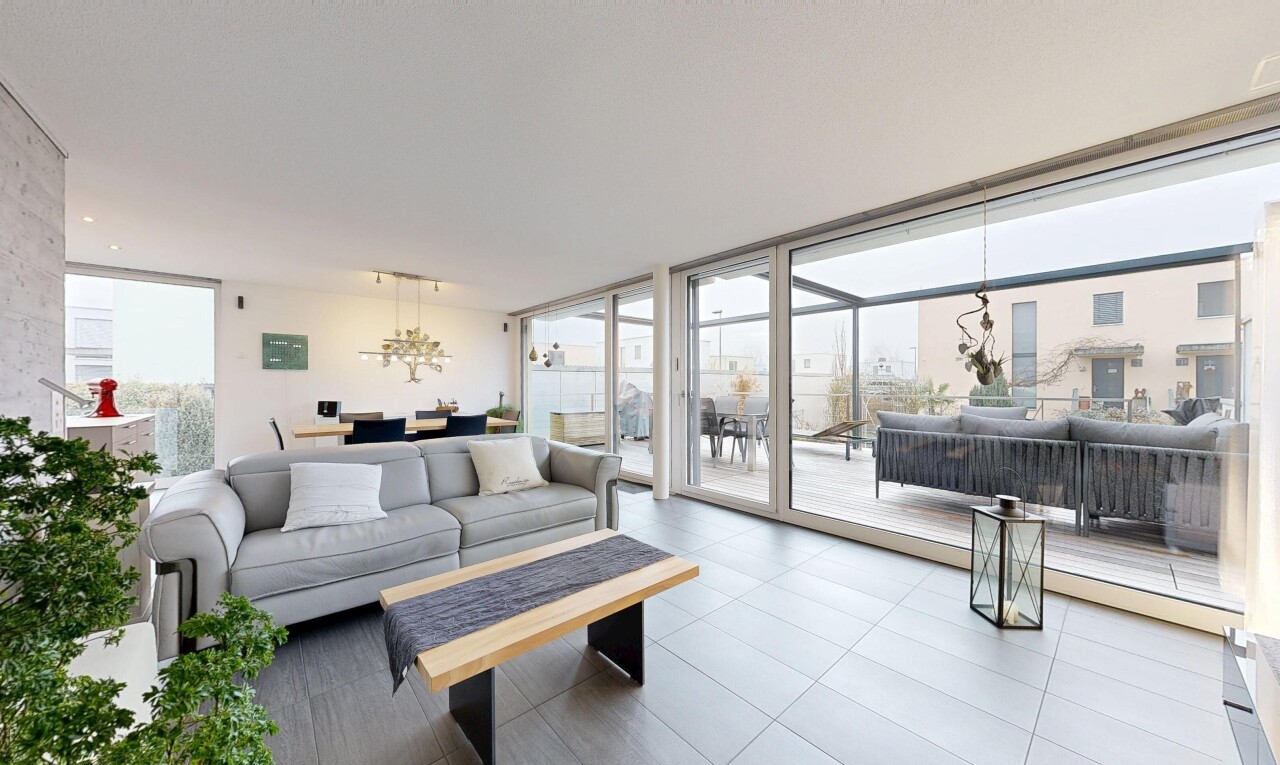 salon avec inside property, fenêtres du sol au plafond, floor ceiling windows, lumière naturelle, et natural light