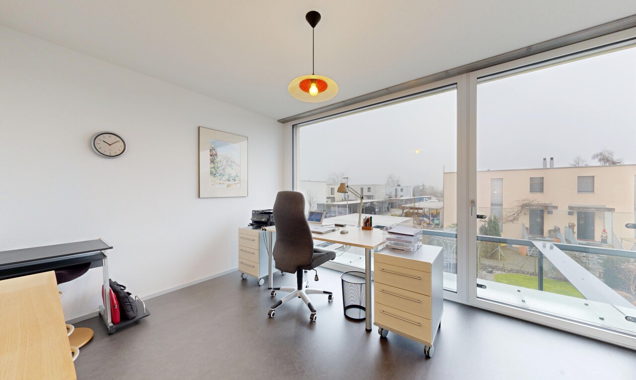 bureau avec fenêtres du sol au plafond, floor ceiling windows, espace bureau, lumière naturelle, et natural light