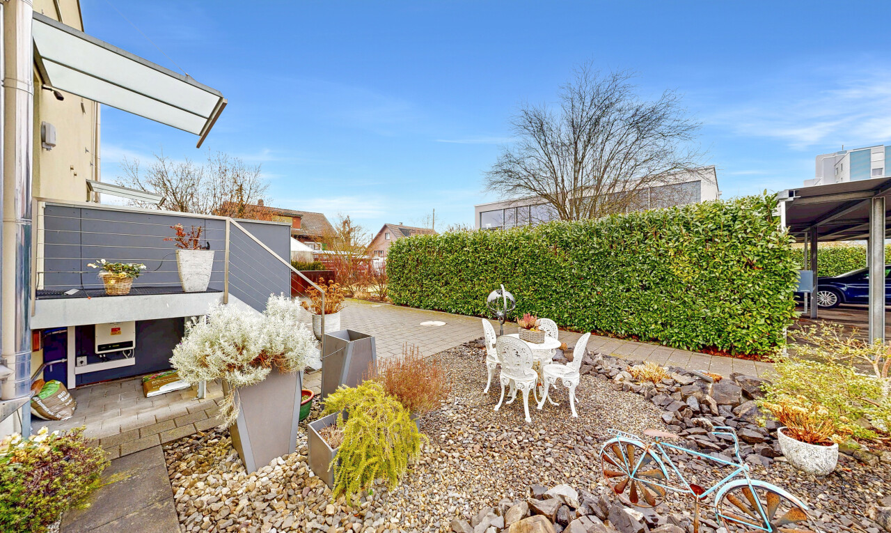 terrasse avec from property, coin repas extérieur, et day time
