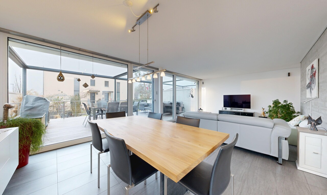 salon / salle à manger avec fenêtres du sol au plafond, floor ceiling windows, inside property, télévision, et lumière naturelle