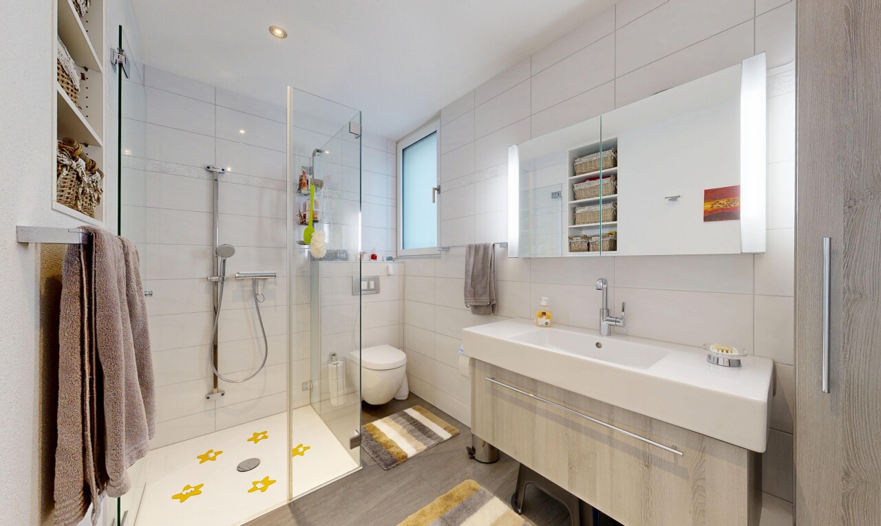 salle de bains avec salle de bain complète, mur en carrelage, tile wall, lavabo (ou coiffeuse selon le contexte), et douche