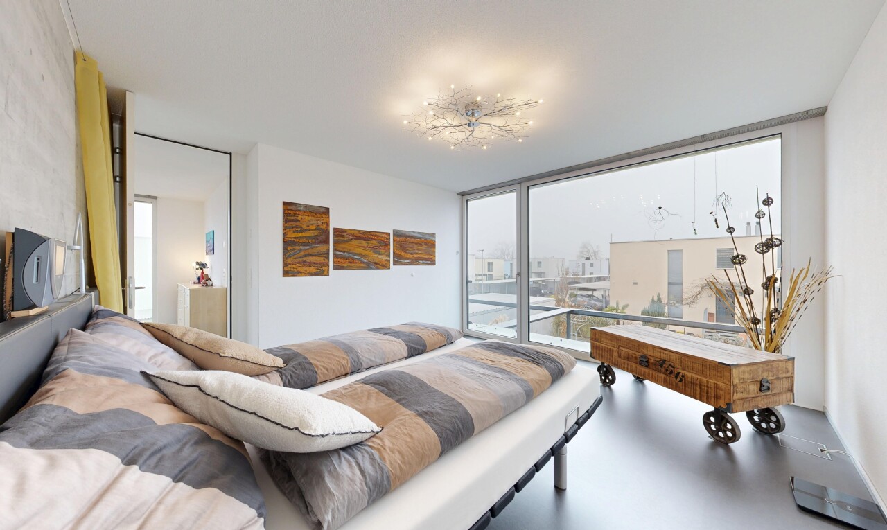 chambre avec cloison sèche, drywall, inside property, fenêtres du sol au plafond, et floor ceiling windows