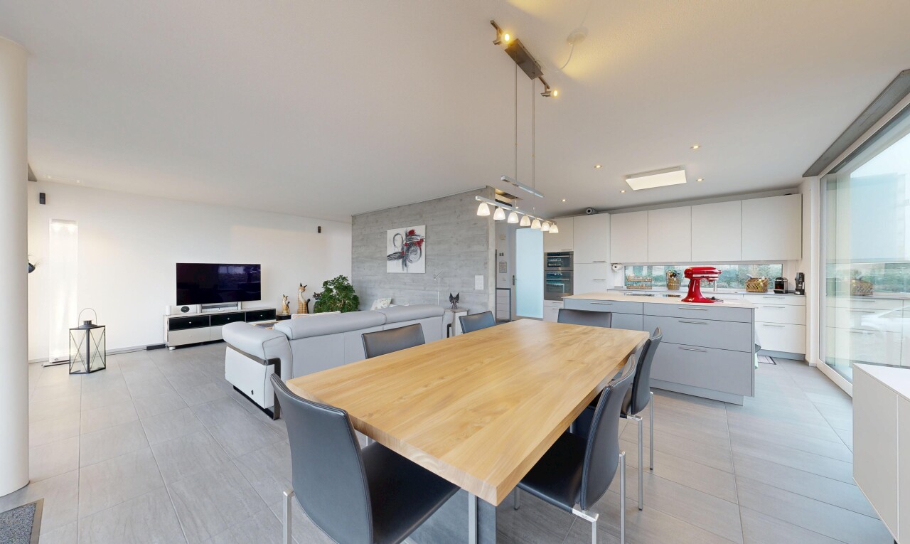 salon / salle à manger avec inside property, télévision, light floor, cloison sèche, et drywall
