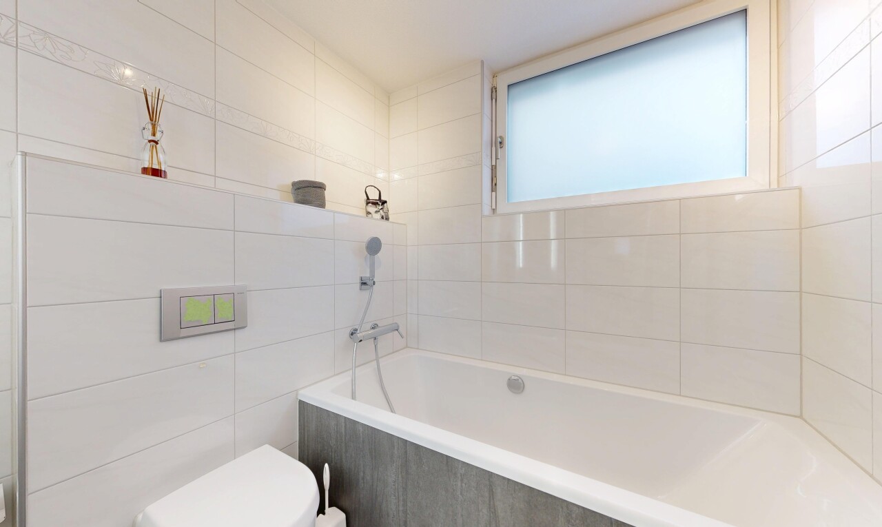 salle de bains avec lumière naturelle, natural light, salle de bain complète, mur en carrelage, et tile wall