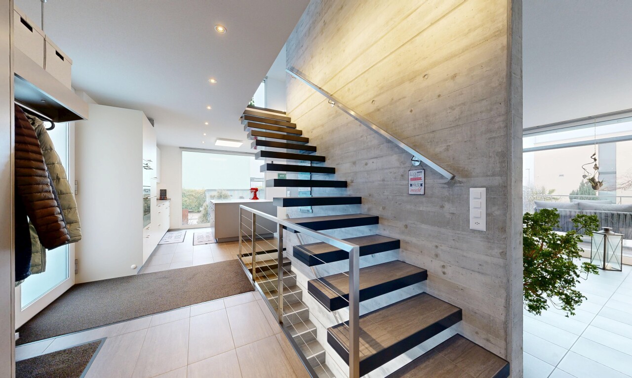 escaliers avec escaliers, inside property, éclairage encastré, recessed lighting, et sol en carrelage