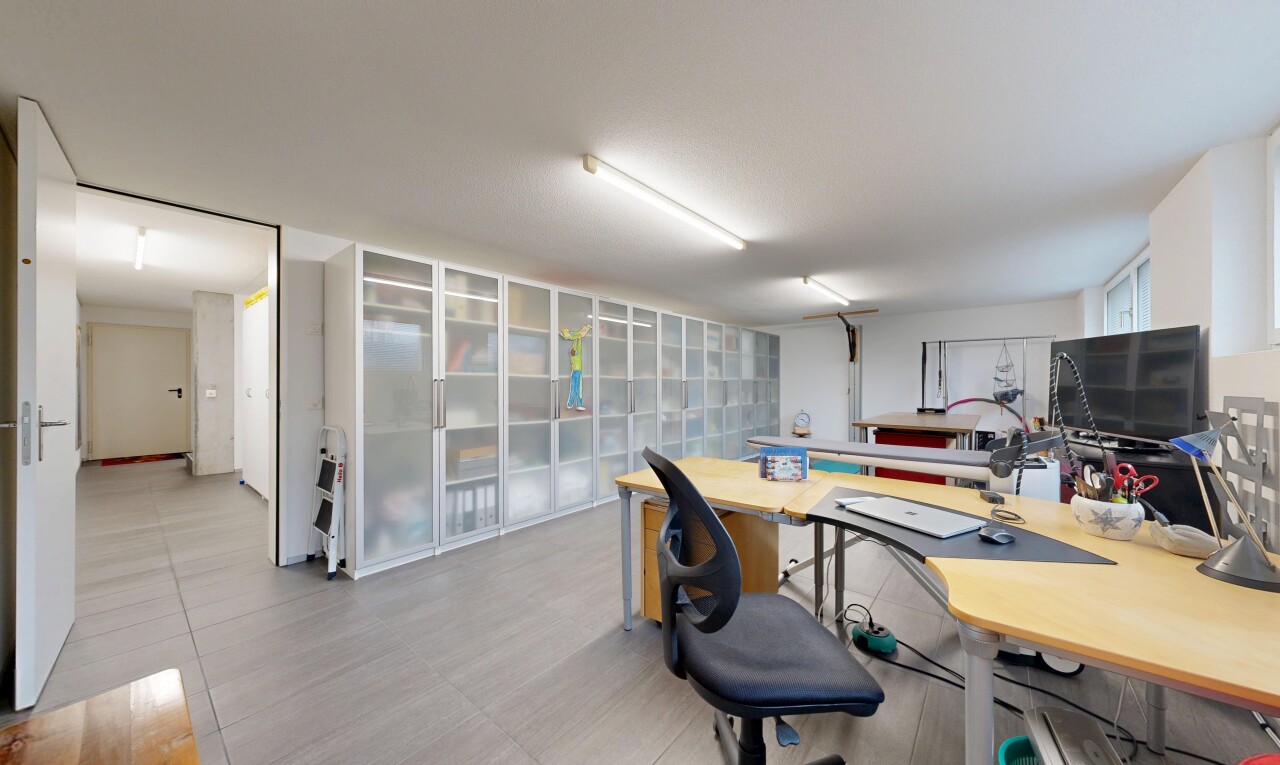 bureau avec inside community, télévision, drywall, espace bureau, et light floor