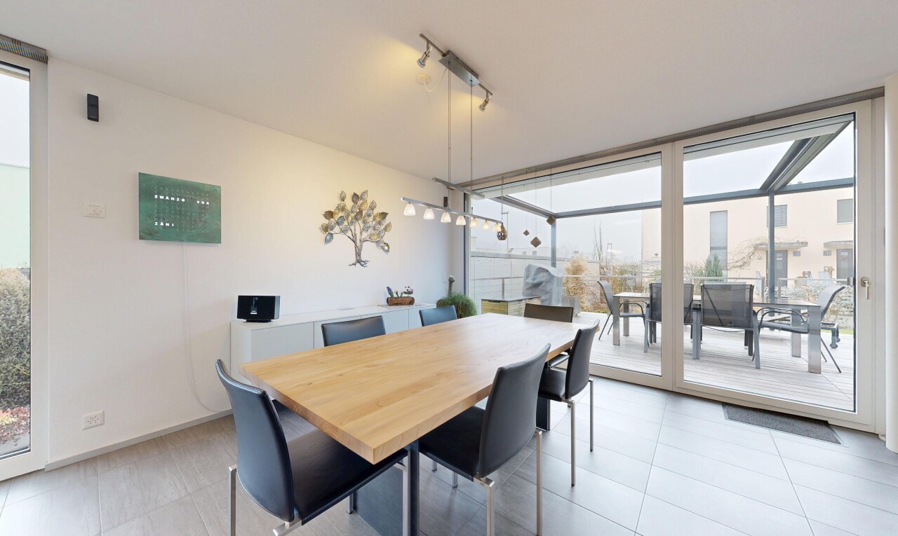 salle à manger avec fenêtres du sol au plafond, floor ceiling windows, éclairage sur rail, track lighting, et cloison sèche