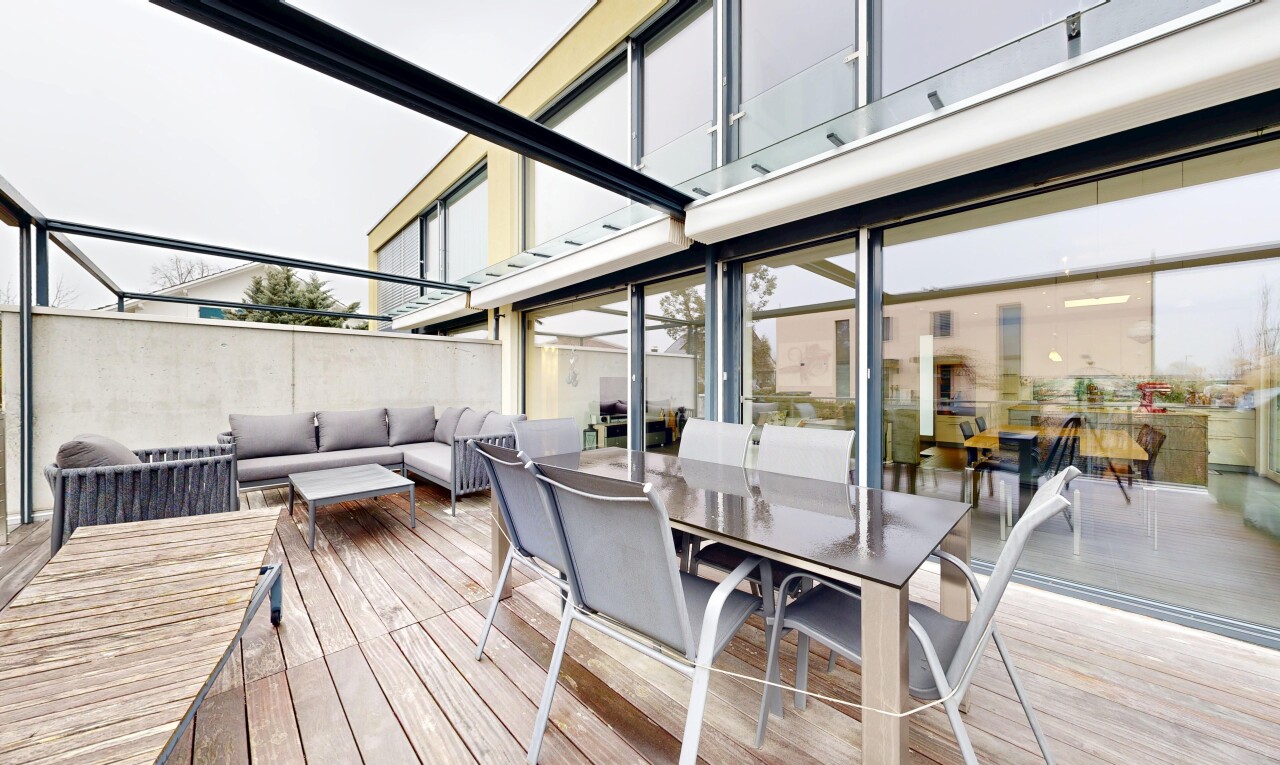 terrasse avec coin repas extérieur, espace de vie extérieur, terrasse, et overcast