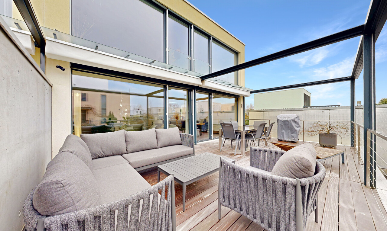 terrasse avec coin repas extérieur, véranda, espace de vie extérieur, terrasse, et day time