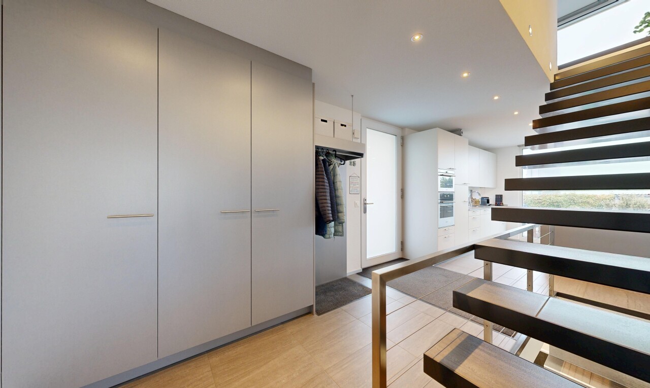 cuisine avec lumière naturelle, natural light, éclairage encastré, recessed lighting, et light floor