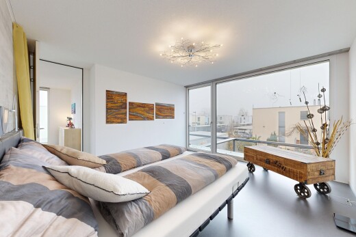 zimmer / schlafzimmer mit gipskartonwand, drywall, inside property, bodendeckenfenster, und floor ceiling windows