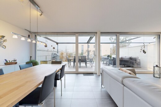 wohn- / esszimmer mit gipskartonwand, drywall, inside property, natürliches licht, und natural light