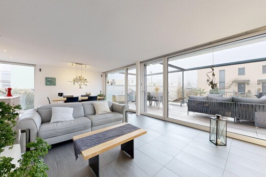 wohnzimmer mit inside property, bodendeckenfenster, floor ceiling windows, natürliches licht, und natural light