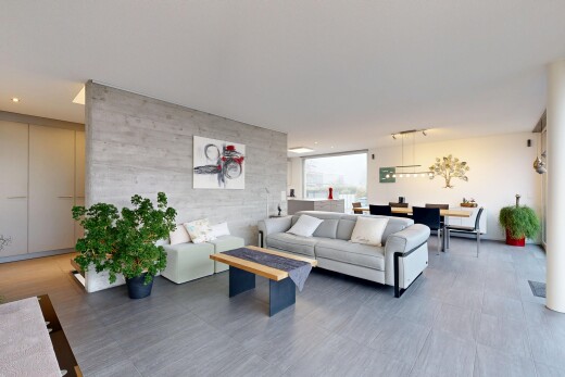 wohn- / esszimmer mit inside community, natürliches licht, natural light, betonmauer, und concrete wall