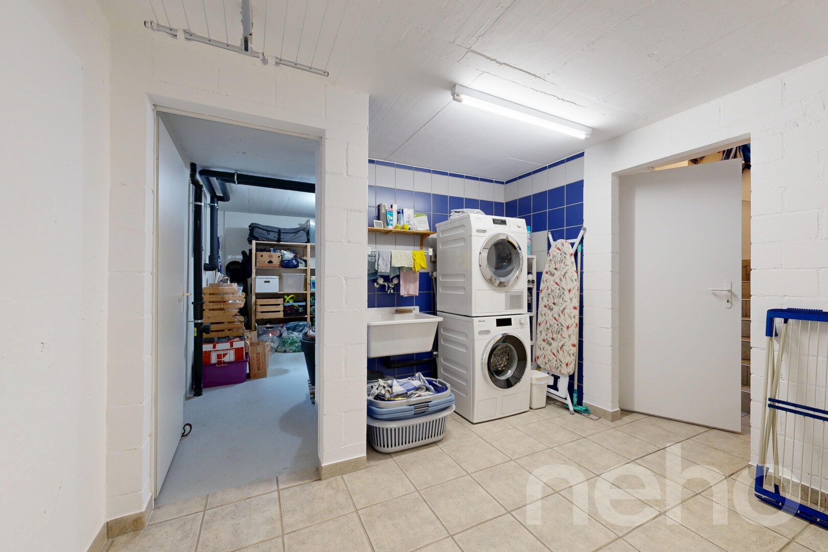 wäschekammer mit waschturm, wäscherei, inside property, fliesenboden, und tile floor