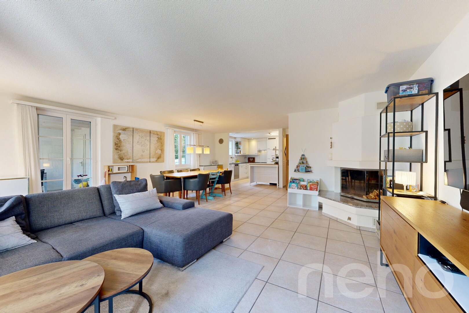 wohn- / esszimmer mit drywall, gipskartonwand, kamin, tile floor, und fliesenboden