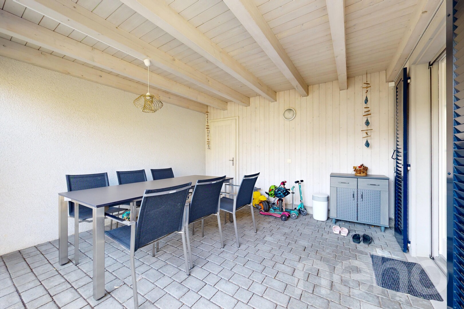 esszimmer mit balkendecke, beamed ceiling, pendelleuchte, high end ceiling, und holzdecke