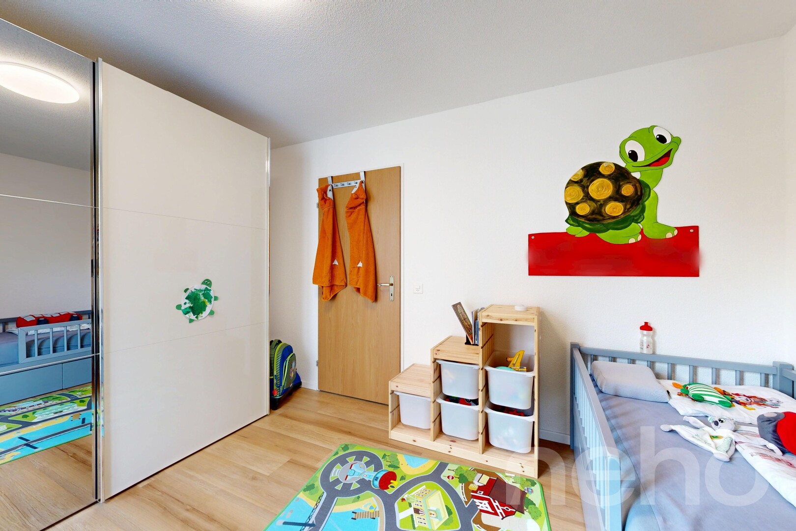 zimmer / schlafzimmer mit wood finish floor, holzfußboden, drywall, gipskartonwand, und inside property