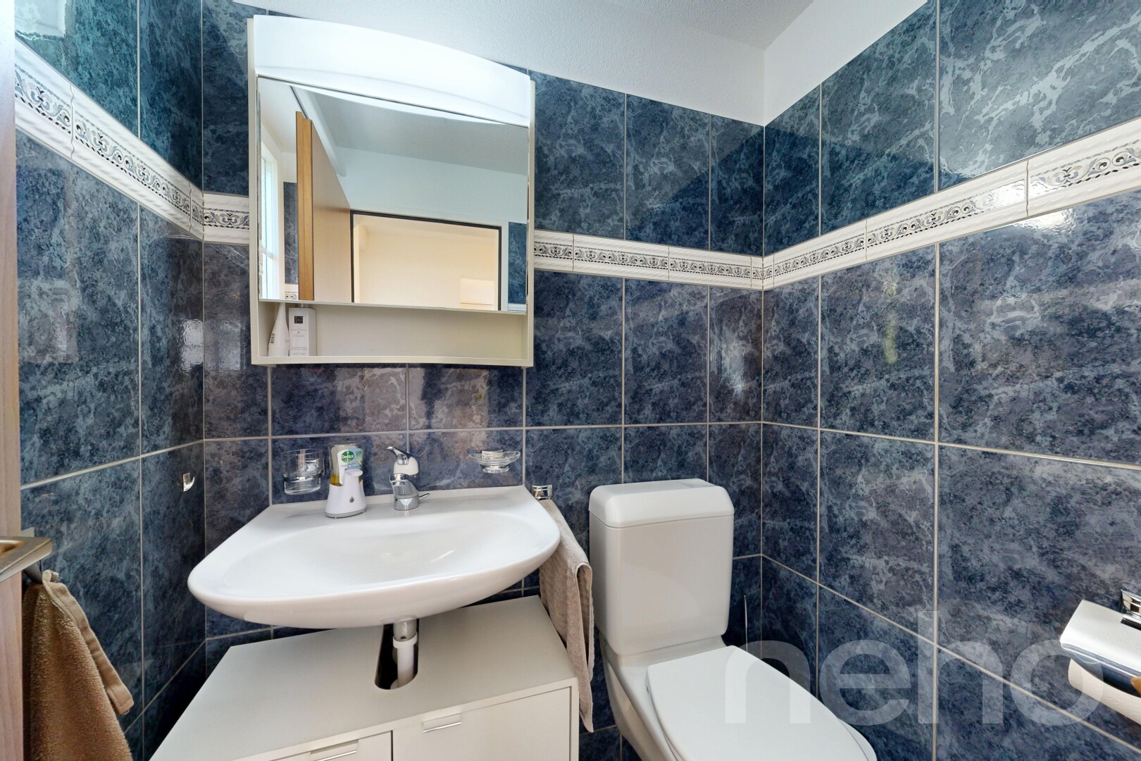 bad mit toilette, tile wall, fliesenwand, spiegel, und gäste-wc