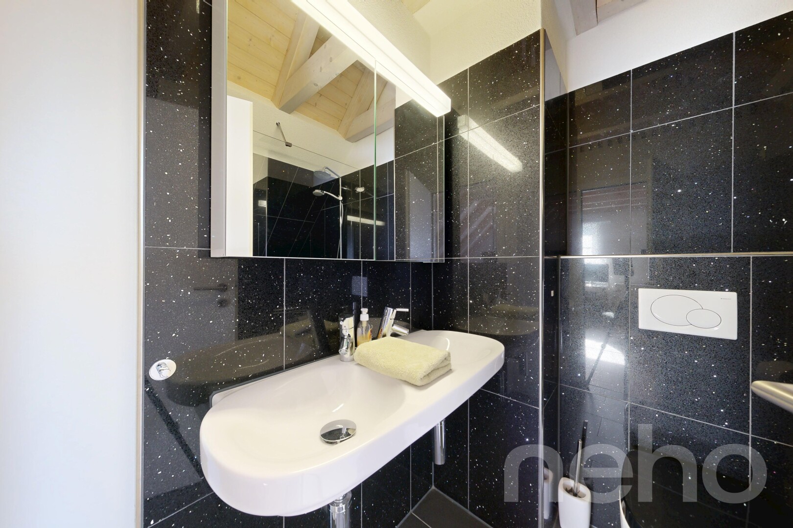 bad mit tile wall, fliesenwand, spiegel, toilette, und waschbecken