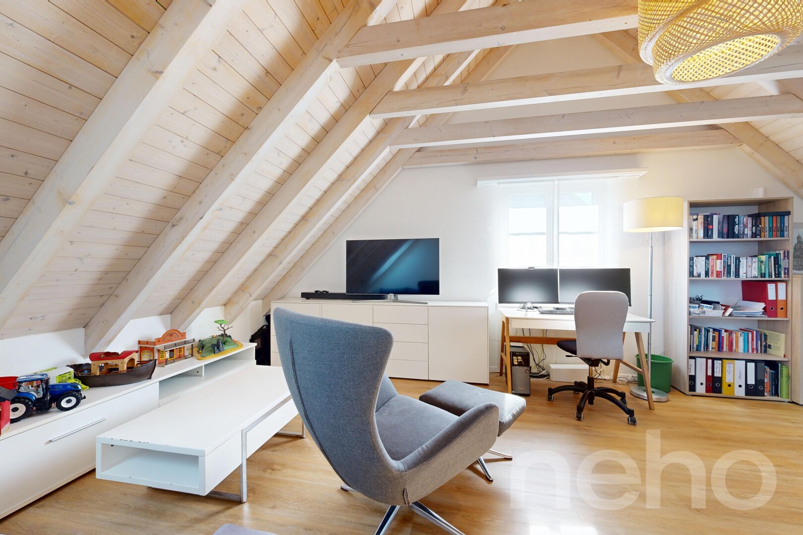büro mit vaulted ceiling, dachschräge, beamed ceiling, balkendecke, und wood finish floor