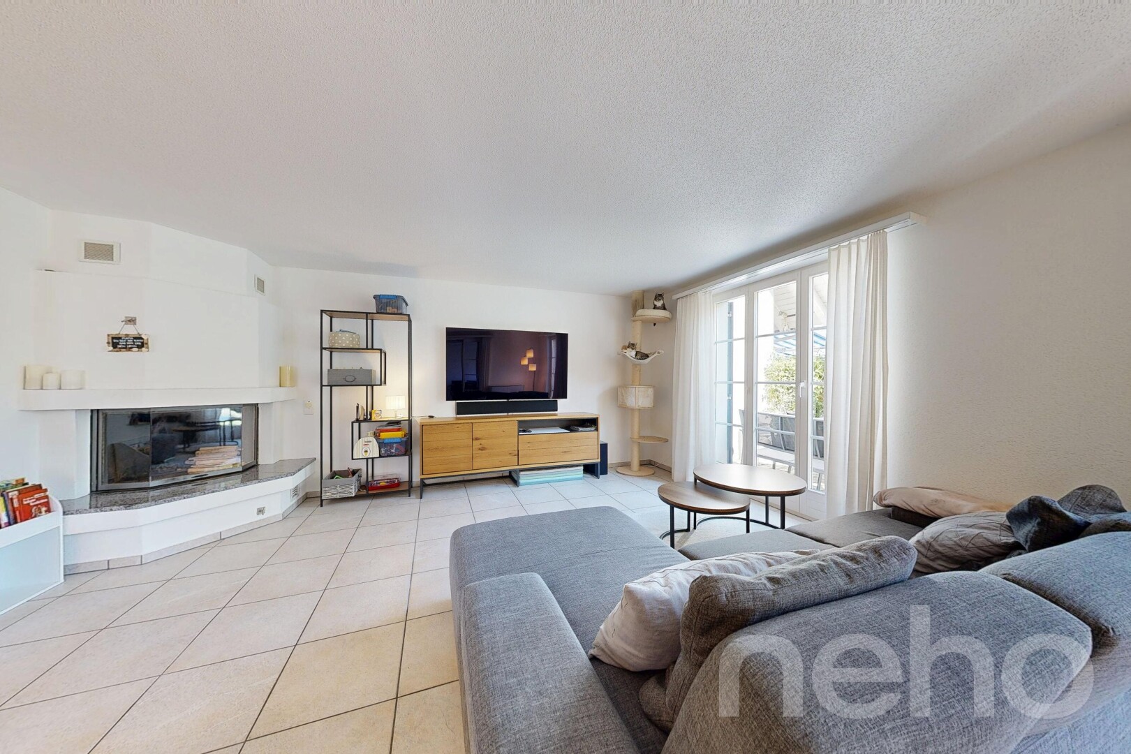 wohnzimmer mit fernseher, drywall, gipskartonwand, kamin, und tile floor