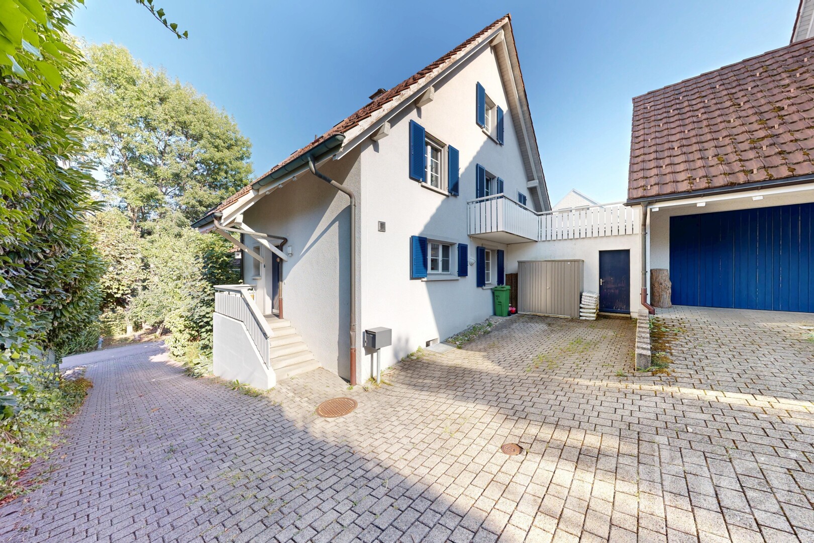 außenansicht mit ziegeldach, property visible, stuckverkleidung, day time, und auffahrt