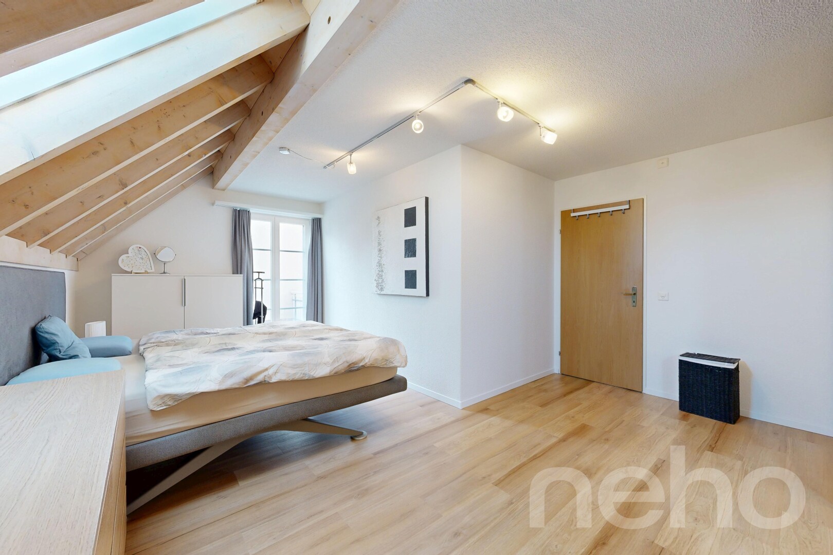 zimmer / schlafzimmer mit deckenbeleuchtung, wood finish floor, holzfußboden, vaulted ceiling, und dachschräge