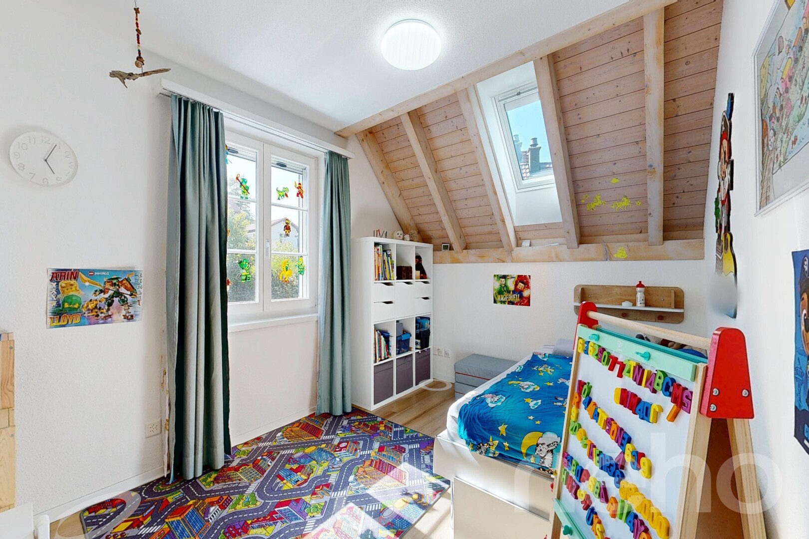 zimmer / schlafzimmer mit beamed ceiling, balkendecke, vaulted ceiling, dachschräge, und high end ceiling
