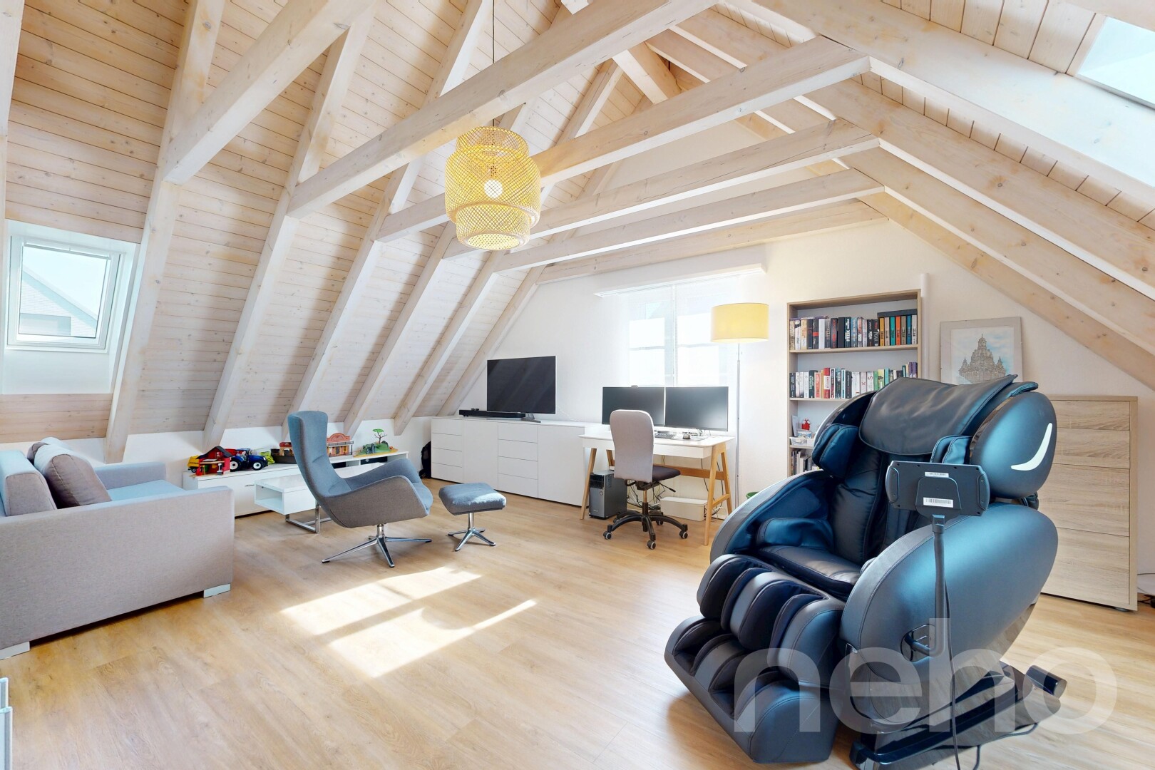 wohnzimmer mit wood finish floor, holzfußboden, vaulted ceiling, dachschräge, und beamed ceiling