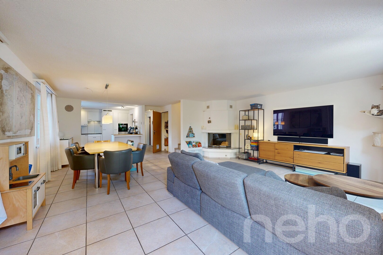 wohn- / esszimmer mit fernseher, drywall, gipskartonwand, tile floor, und fliesenboden